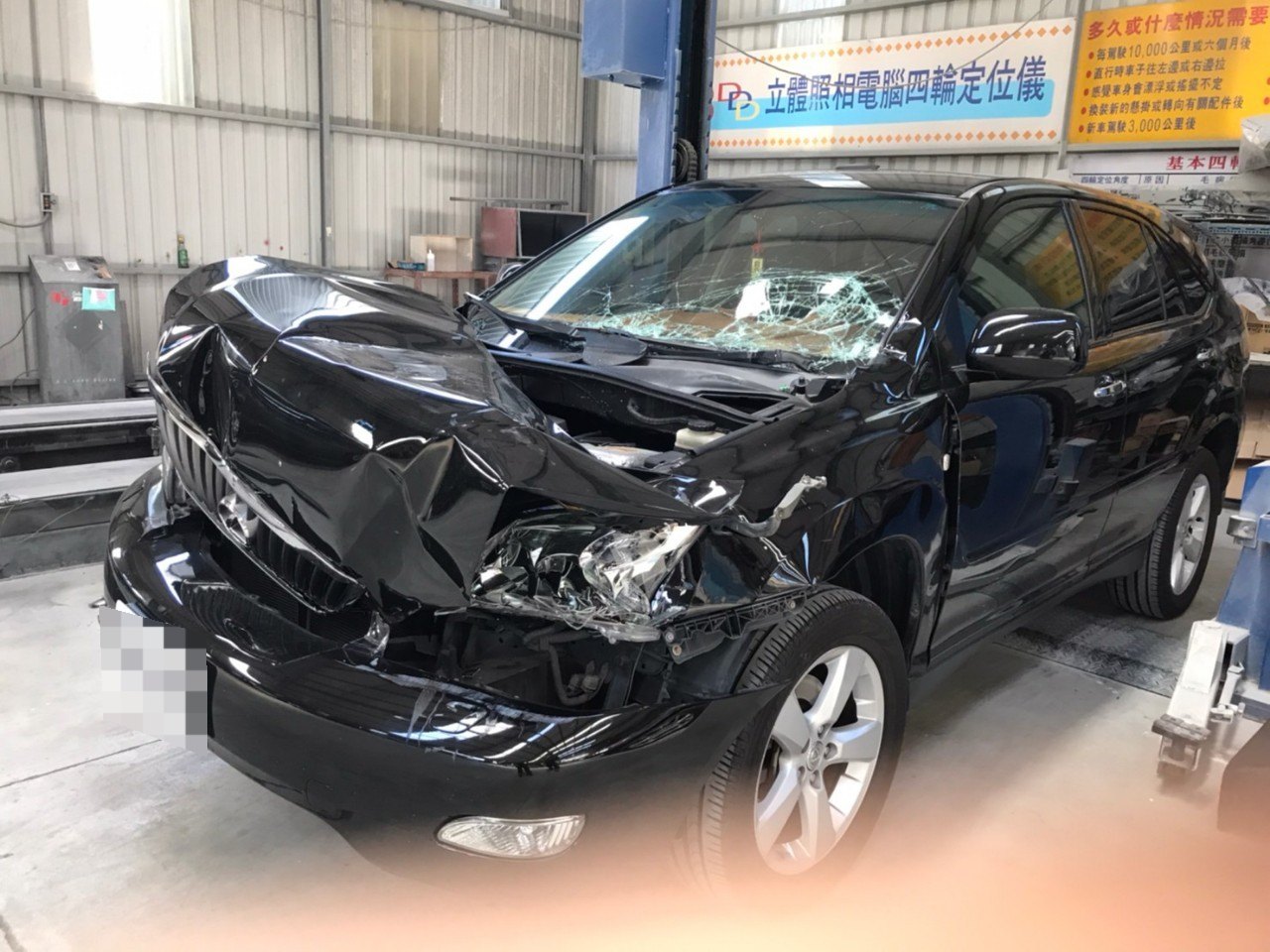 車輛碰撞受損等待鈑金修復