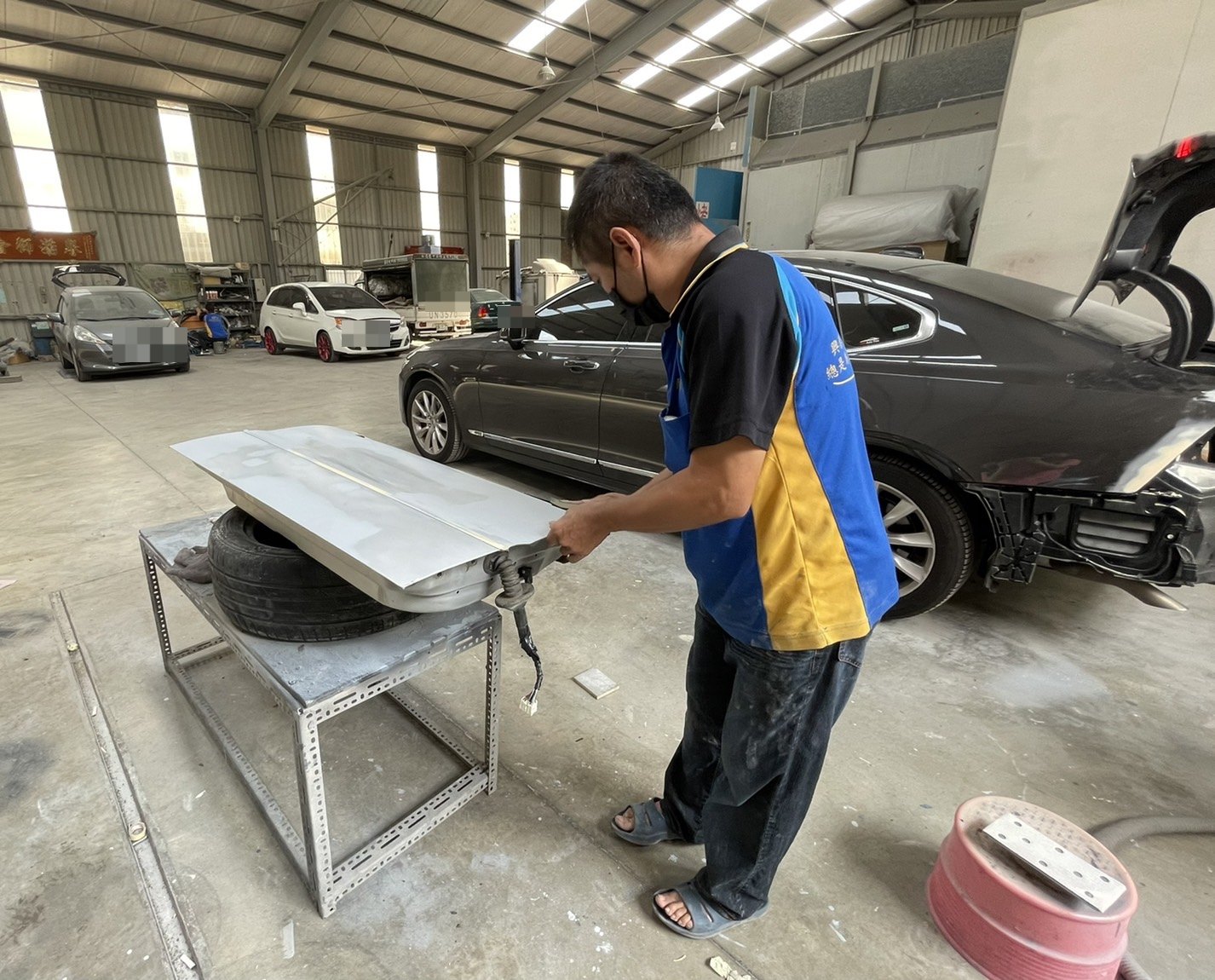 興泰汽車技師進行鈑件表面處理