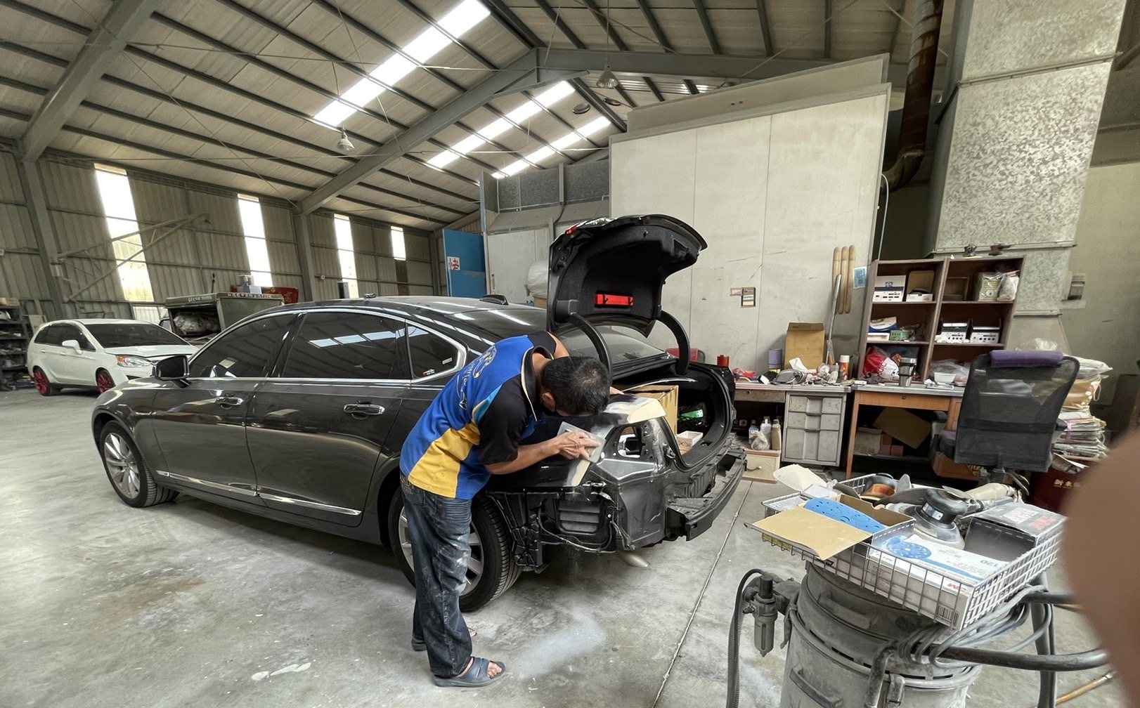 興泰汽車技師進行車身鈑件修復
