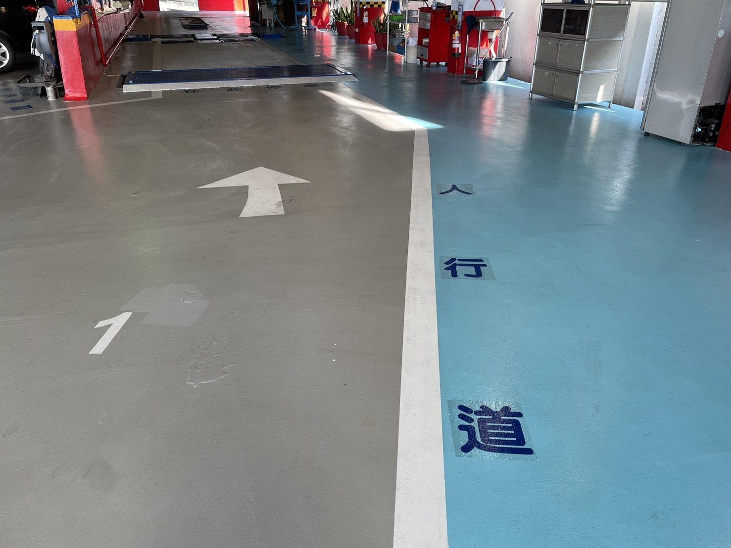 興泰汽車檢驗線地面箭頭與行車道