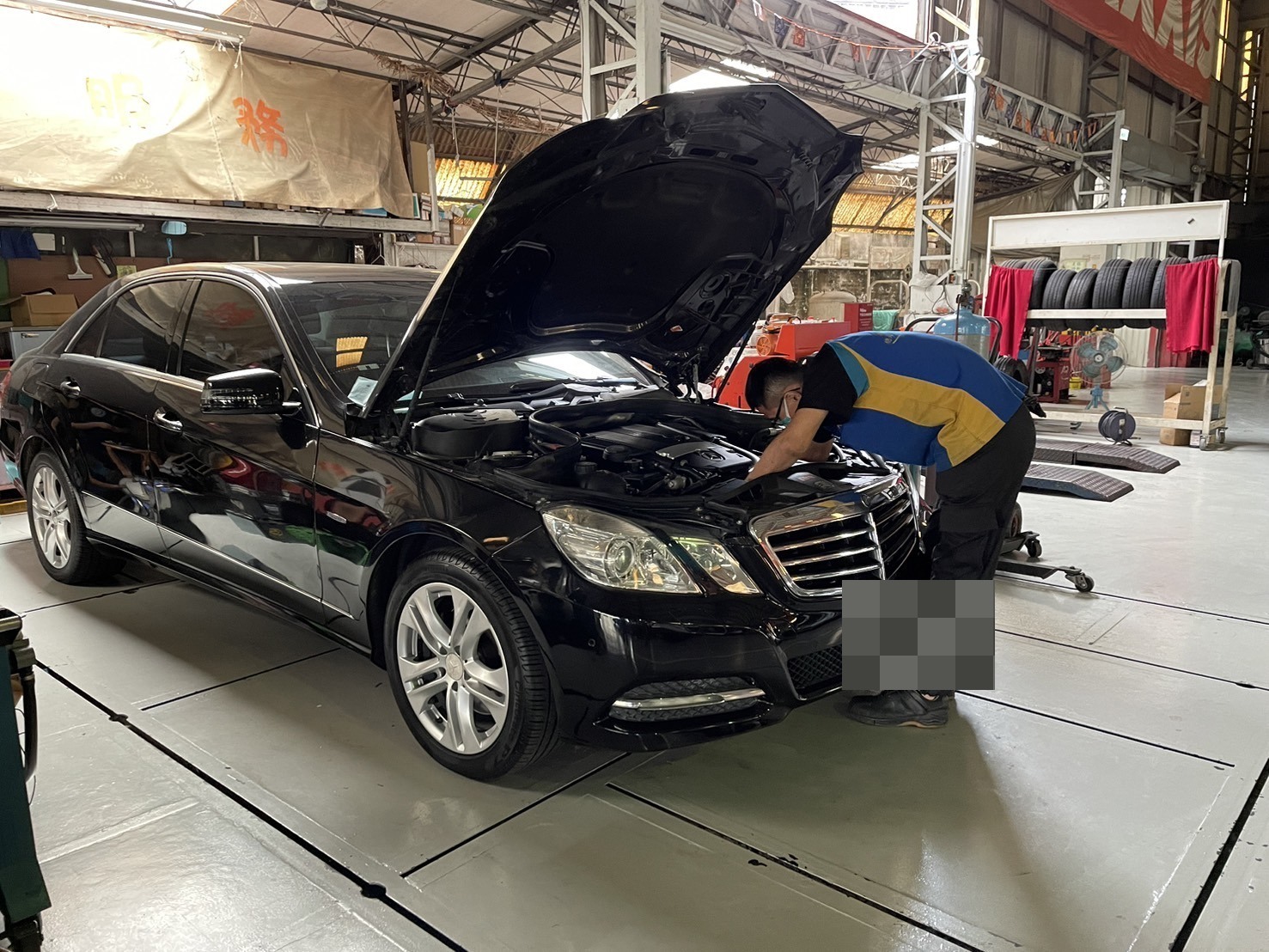 興泰汽車技師檢查車輛引擎室