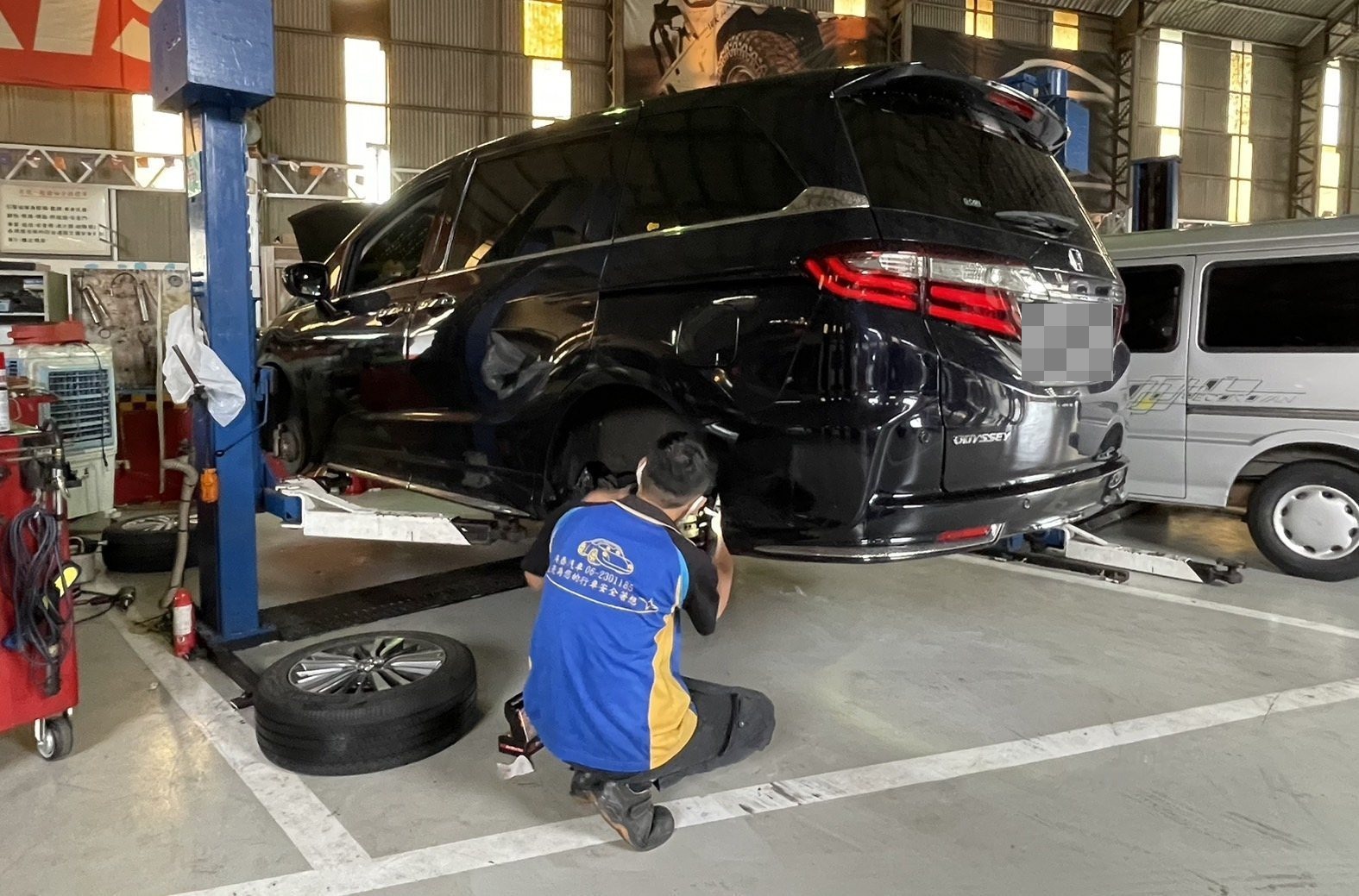興泰汽車技師進行輪胎與底盤作業