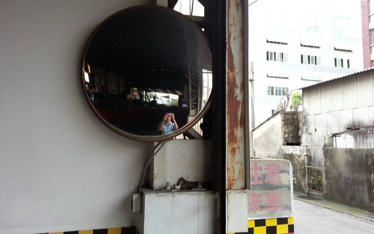 興泰汽車場內出入口安全反射鏡與注意左右來車標示