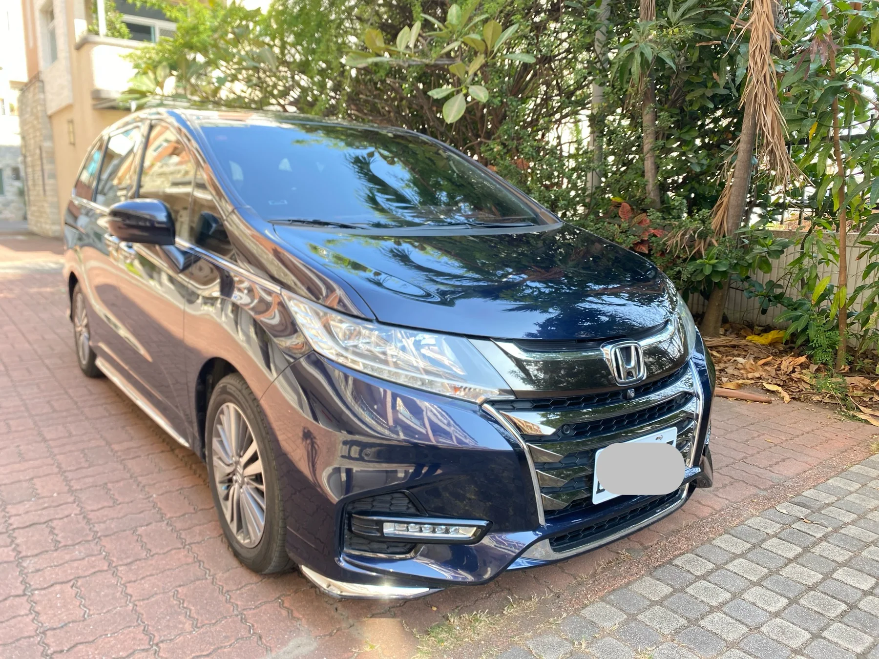 2018 Honda Odyssey 2.4 黑色七人座車頭與右前側實車照