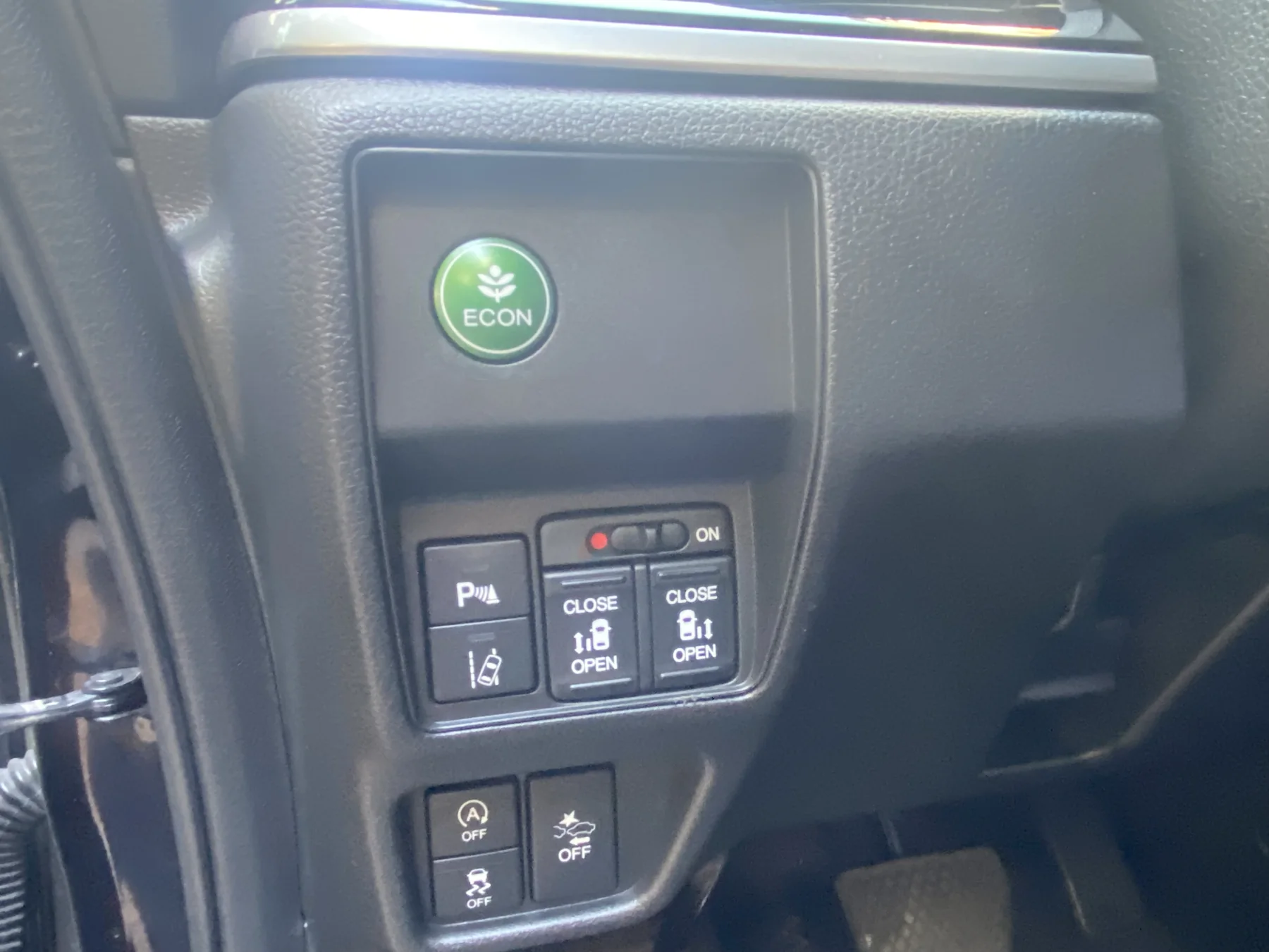 Honda Odyssey 駕駛輔助與電動門控制按鍵