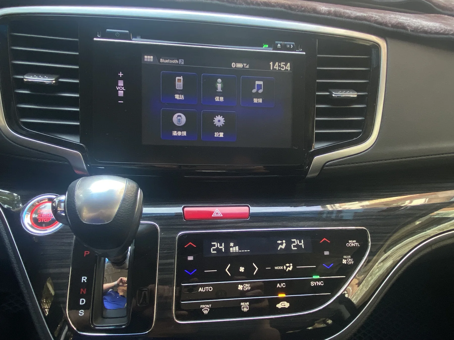 Honda Odyssey 中控台、排檔與空調面板