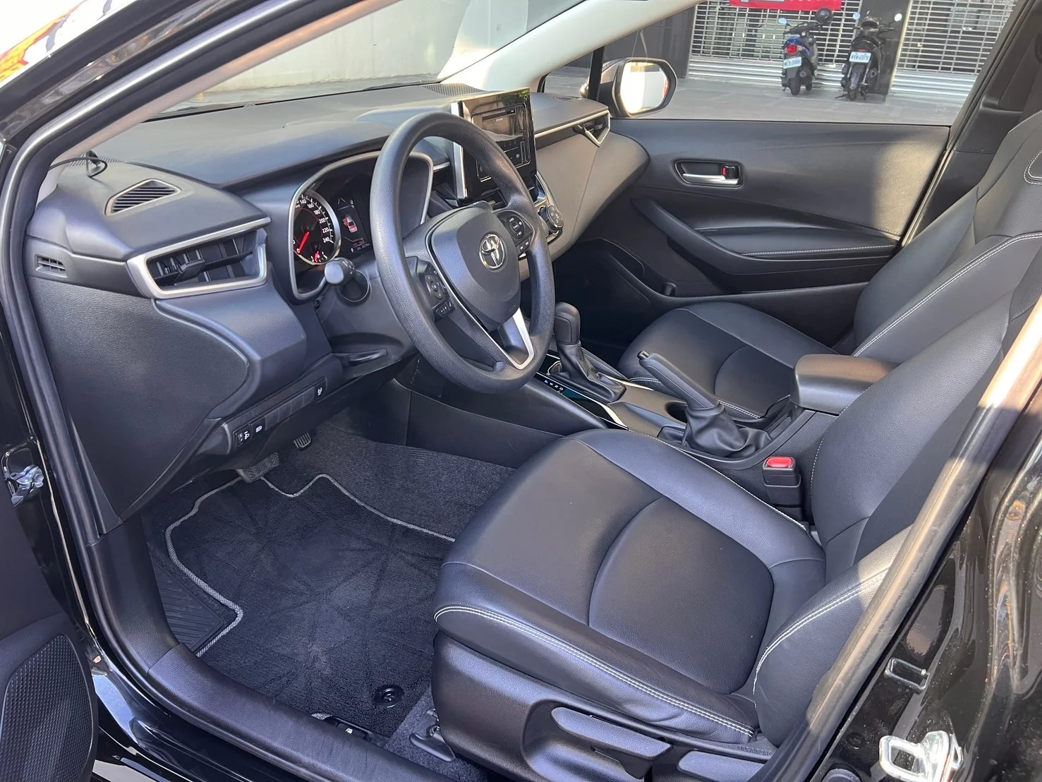 Toyota Corolla Altis 前座與駕駛座空間