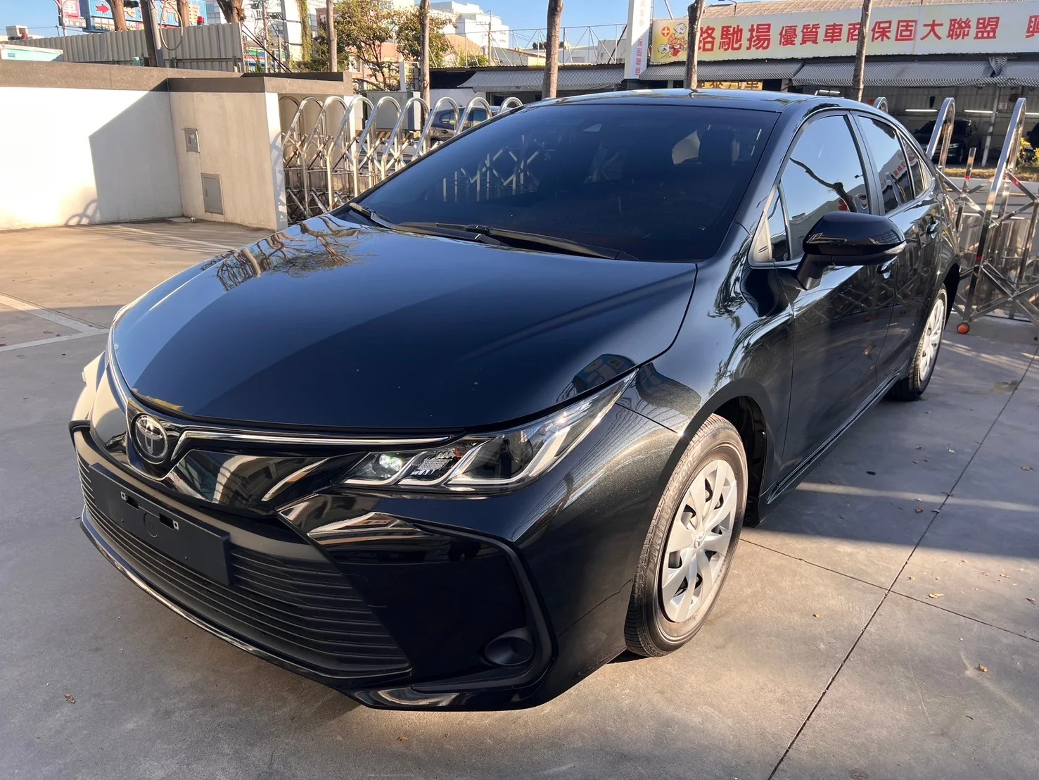 2021 Toyota Corolla Altis 黑色車身右前側實車照
