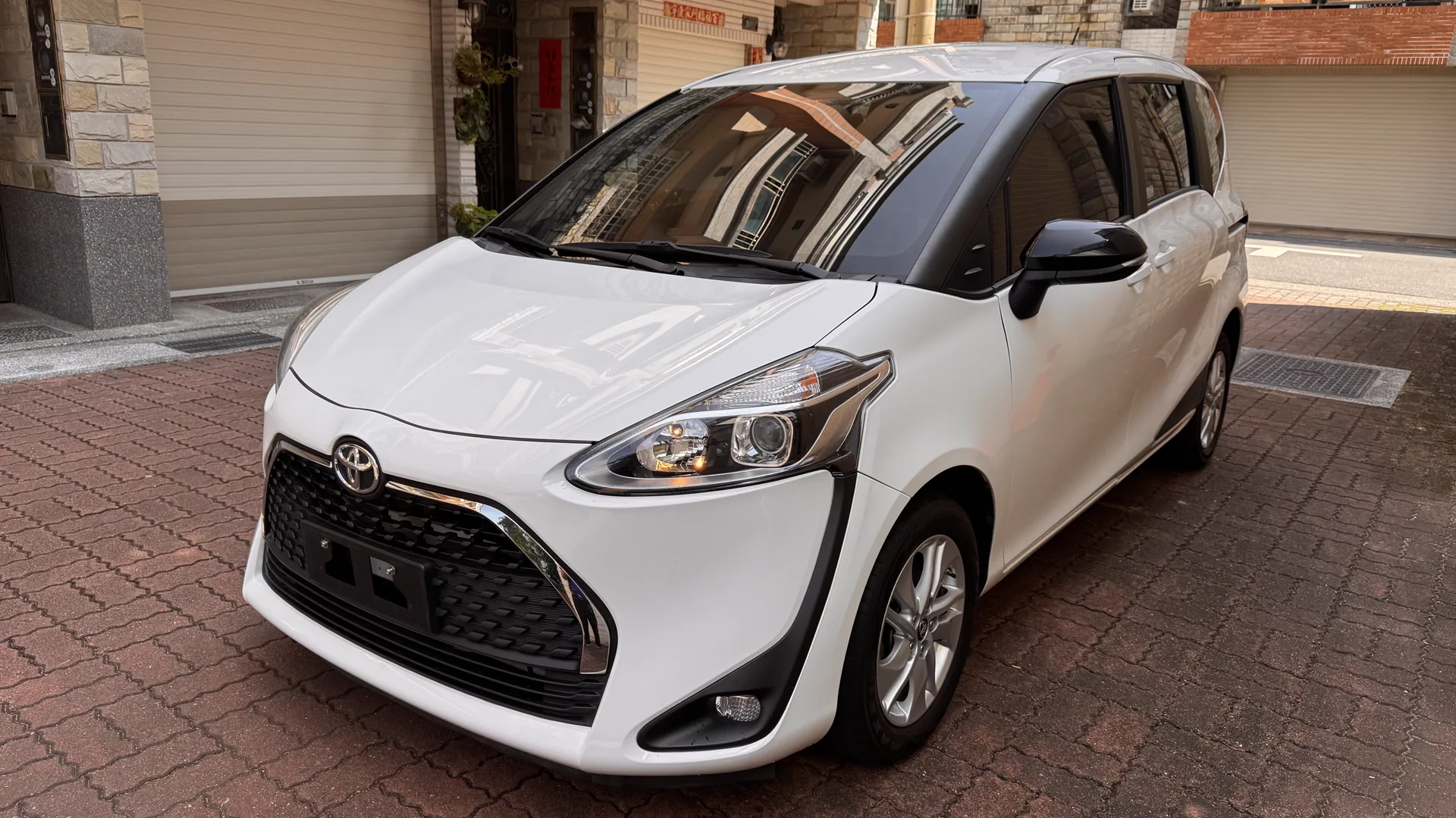 Toyota Sienta 白色車身右前側實車照