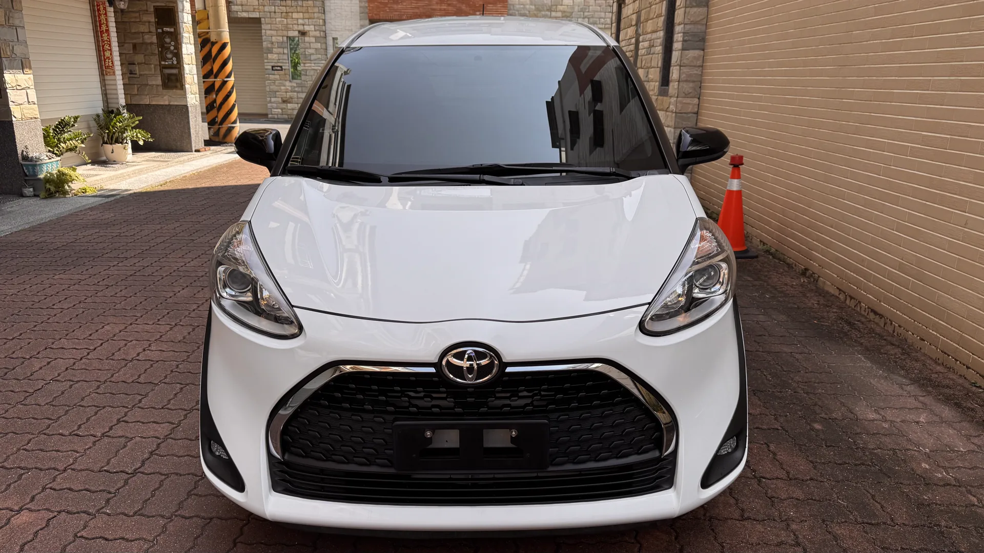 Toyota Sienta 車頭正面實車照