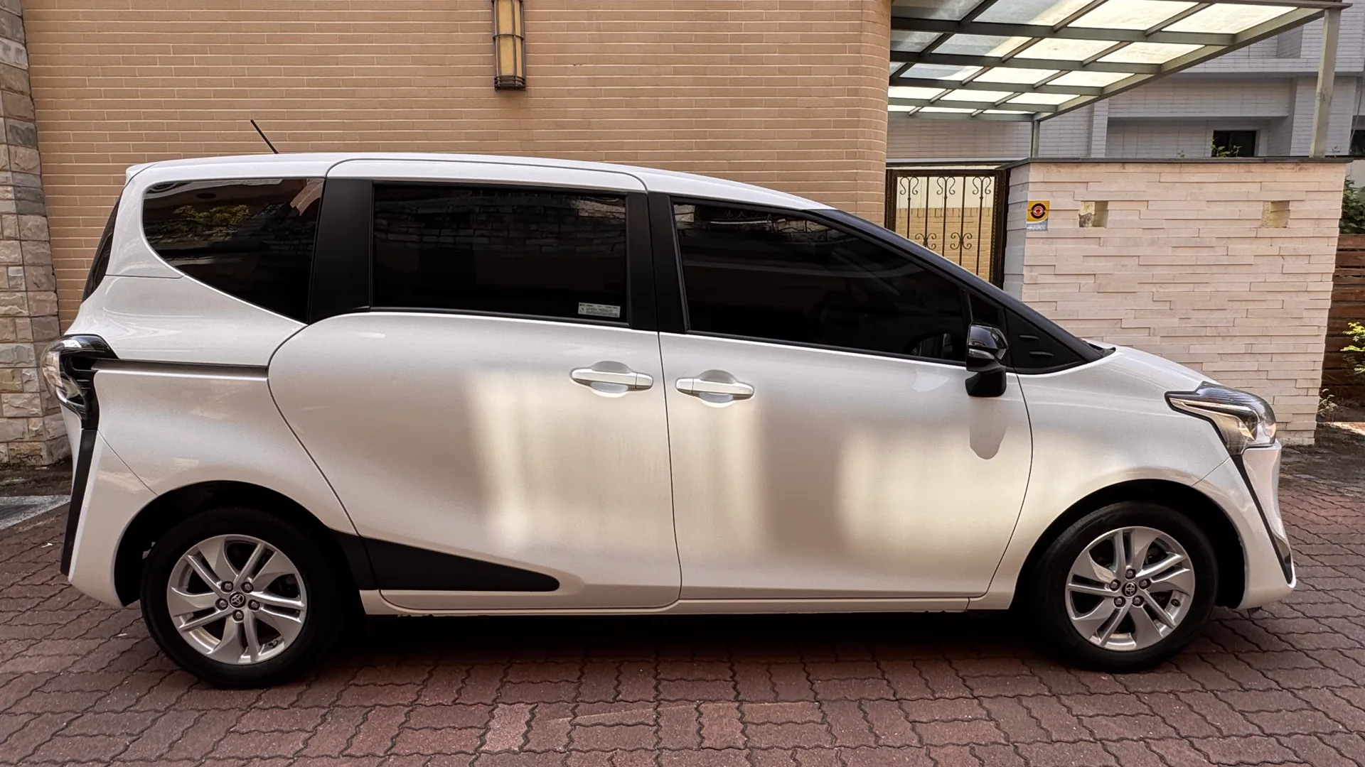 Toyota Sienta 左側車身與側滑門實車照
