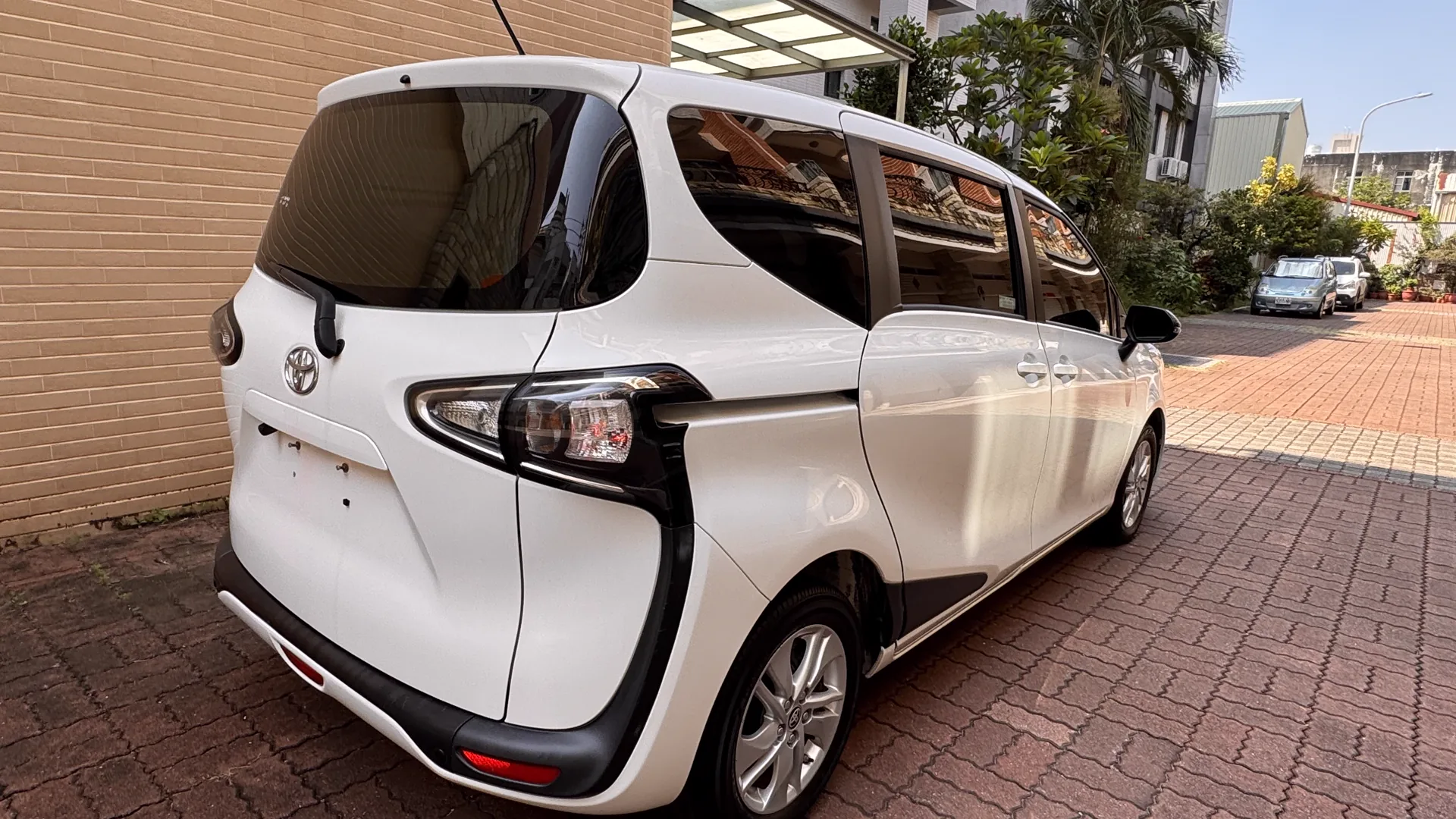 Toyota Sienta 右後側外觀實車照