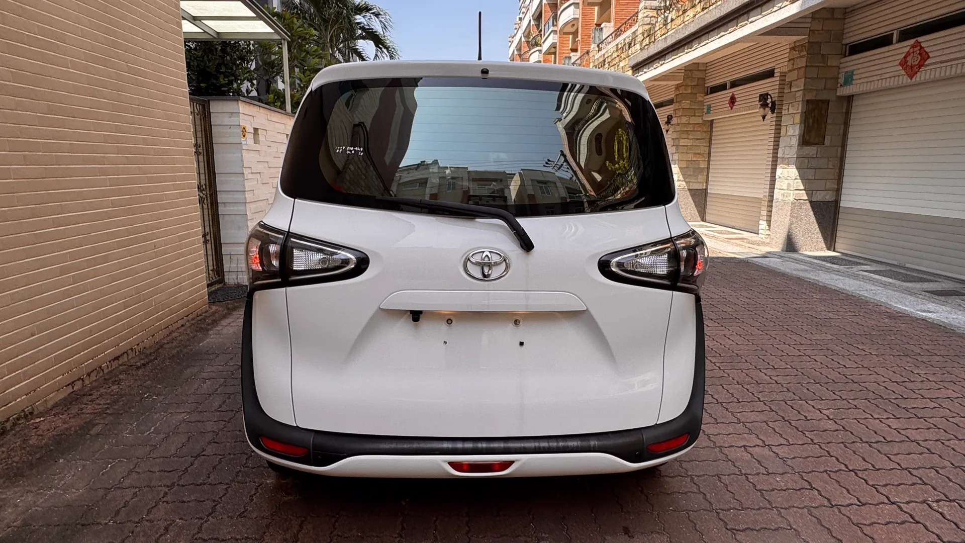 Toyota Sienta 車尾正面實車照