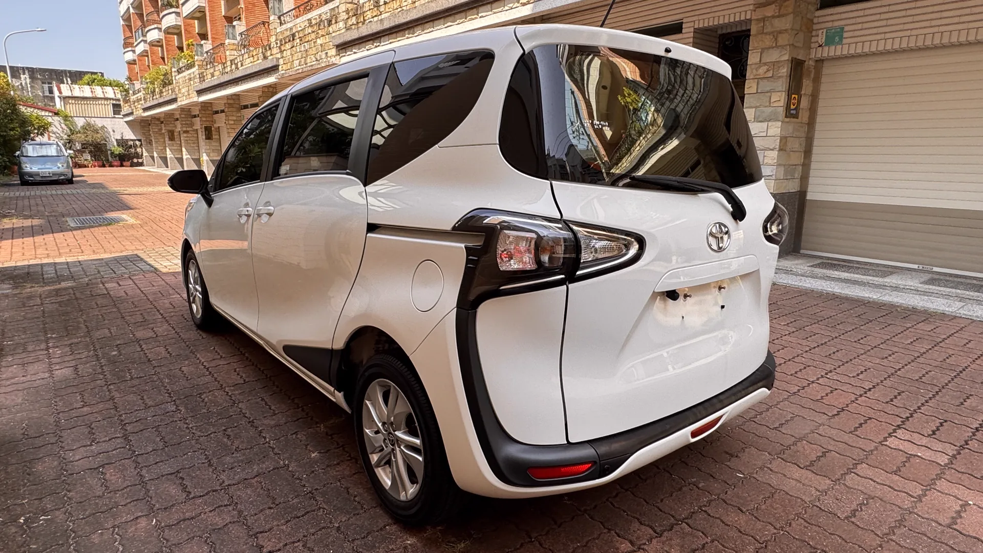 Toyota Sienta 左後側外觀實車照