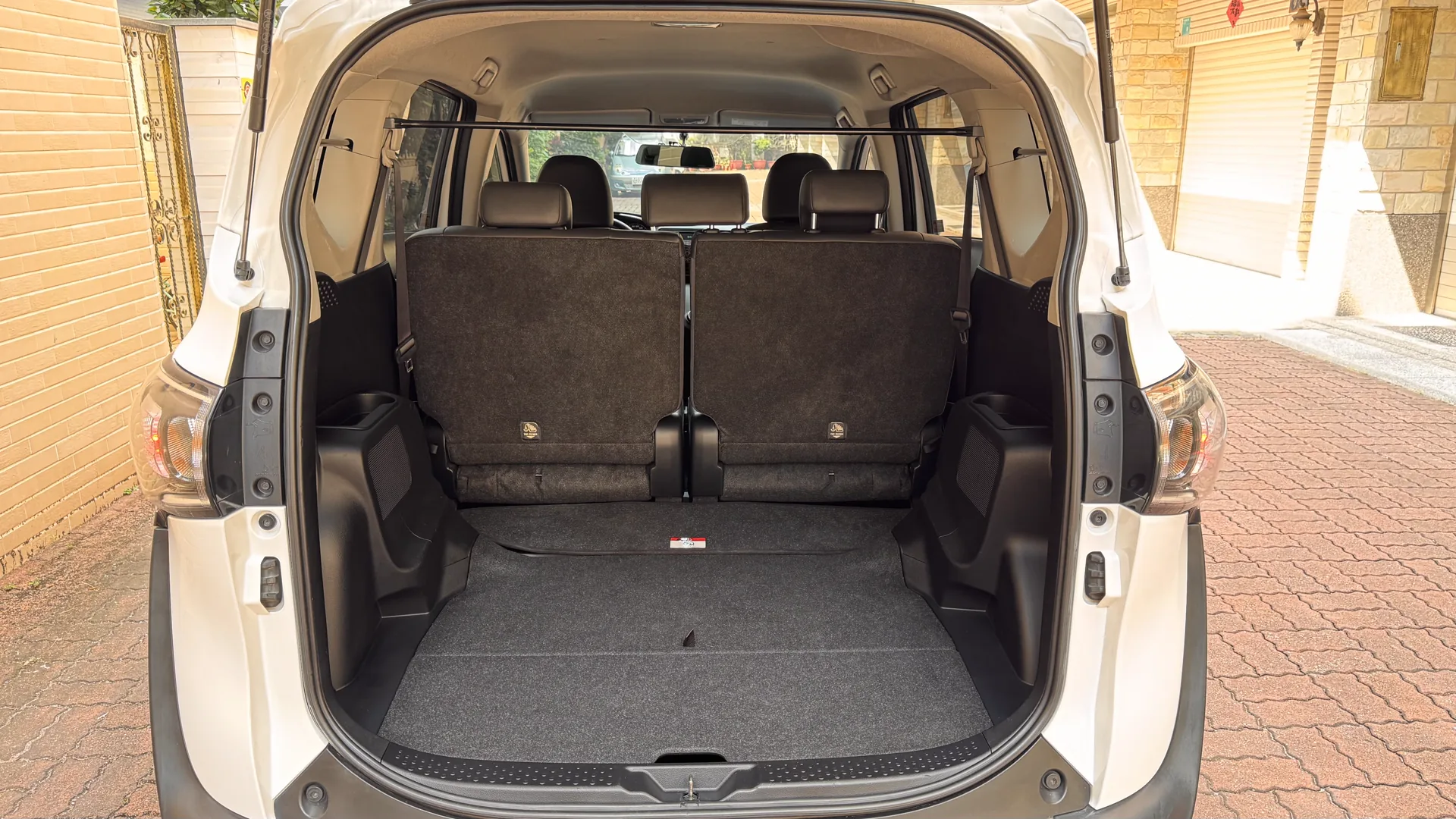 Toyota Sienta 行李廂空間實車照