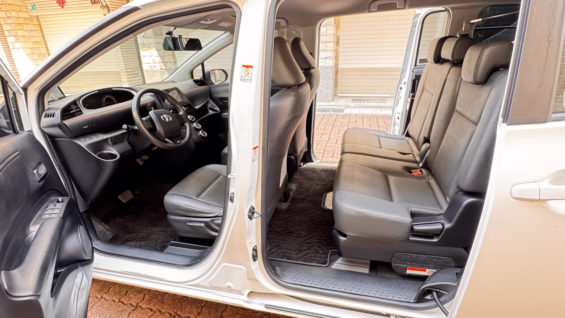 Toyota Sienta 前後座與車室空間實車照