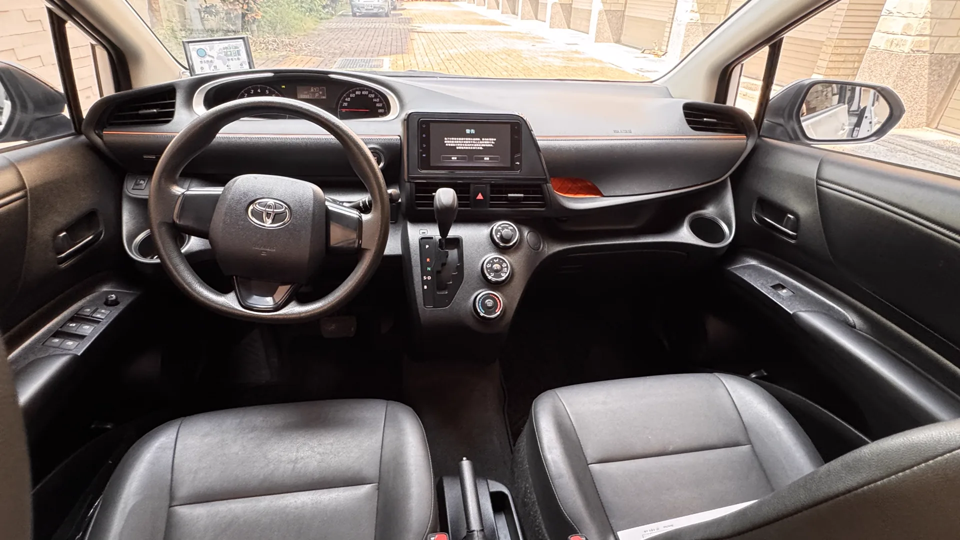 Toyota Sienta 駕駛座、中控台與前座實車照