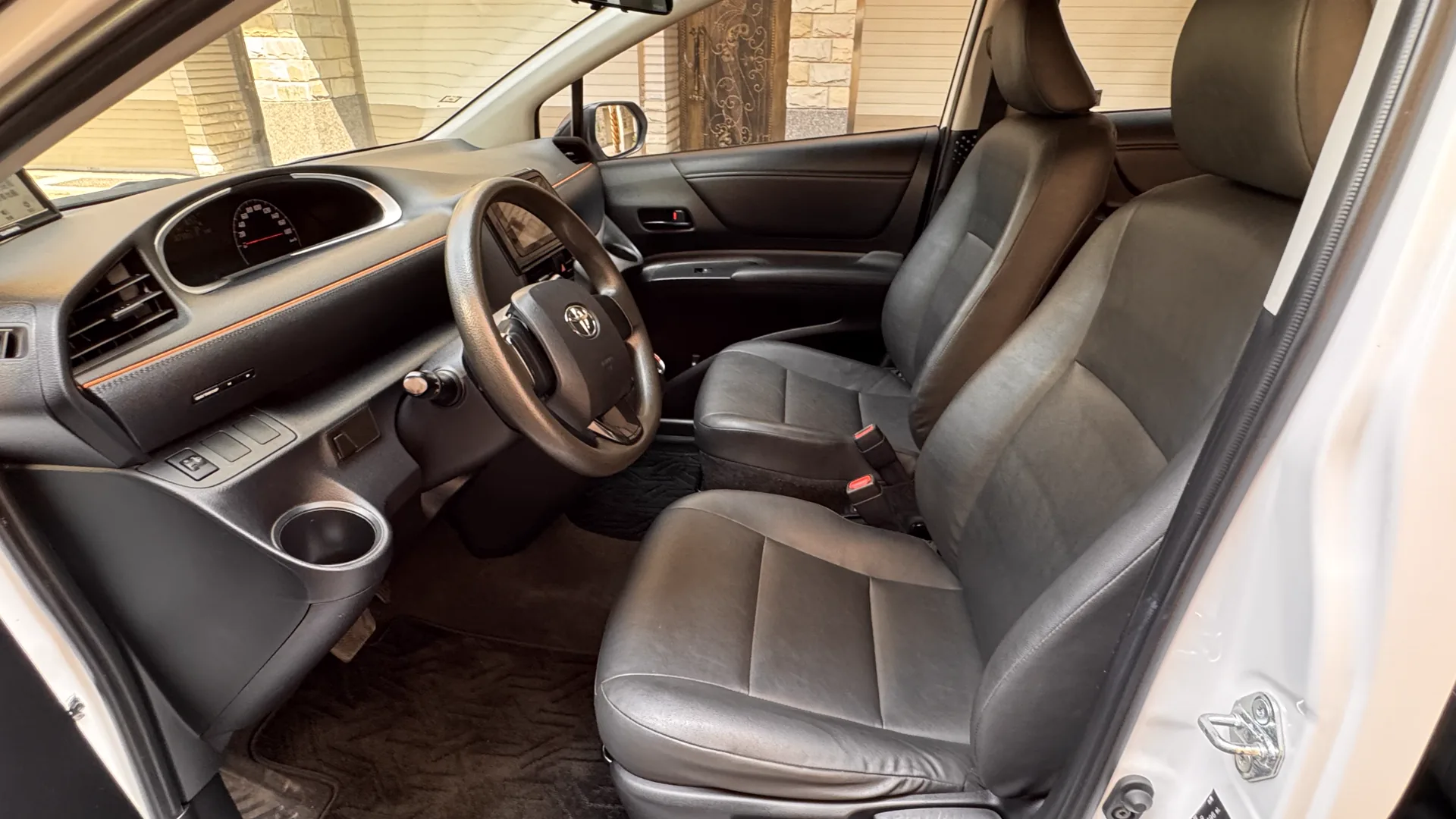 Toyota Sienta 前座與側滑門開啟實車照