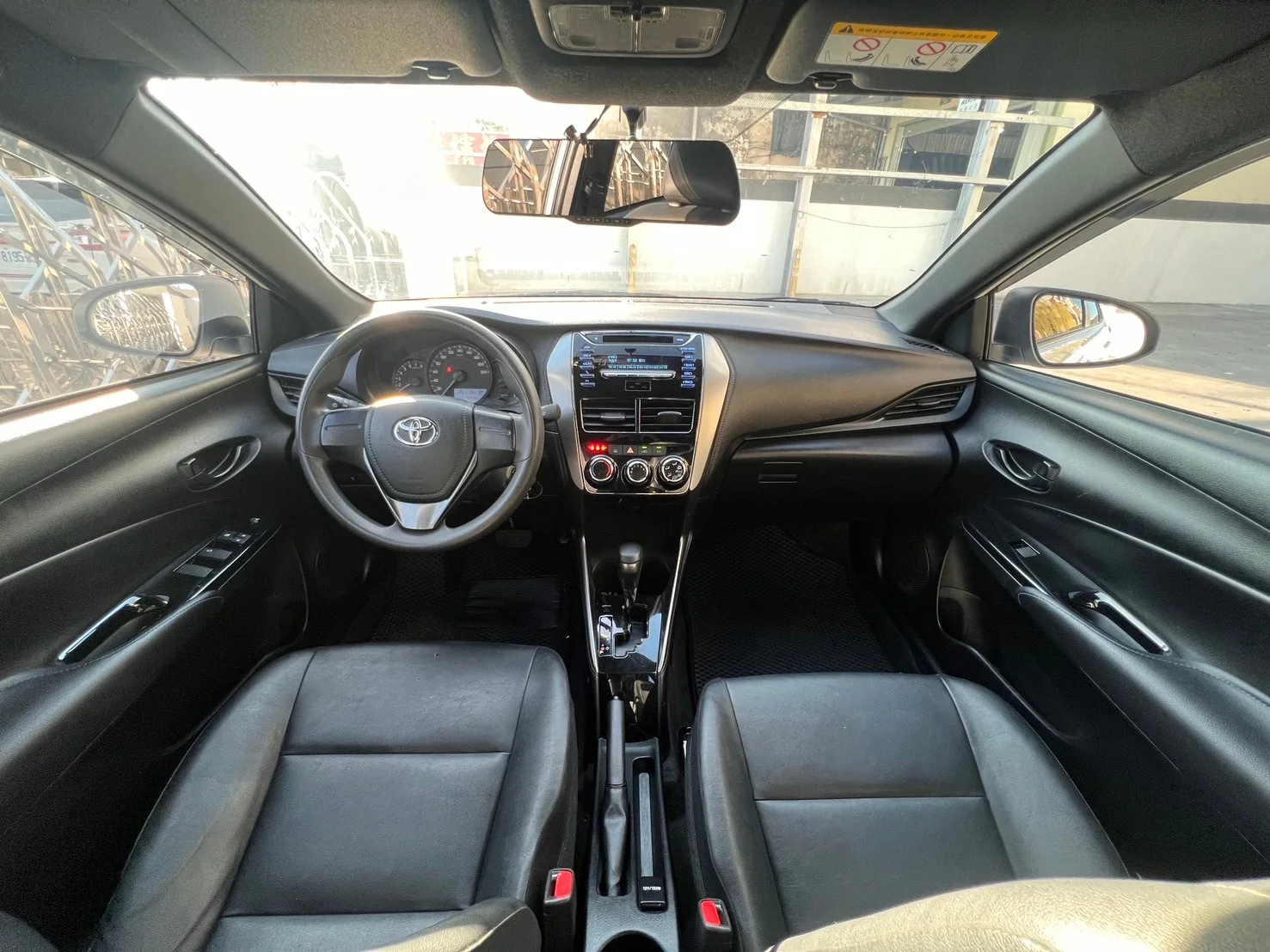 Toyota Yaris 前座與中控台