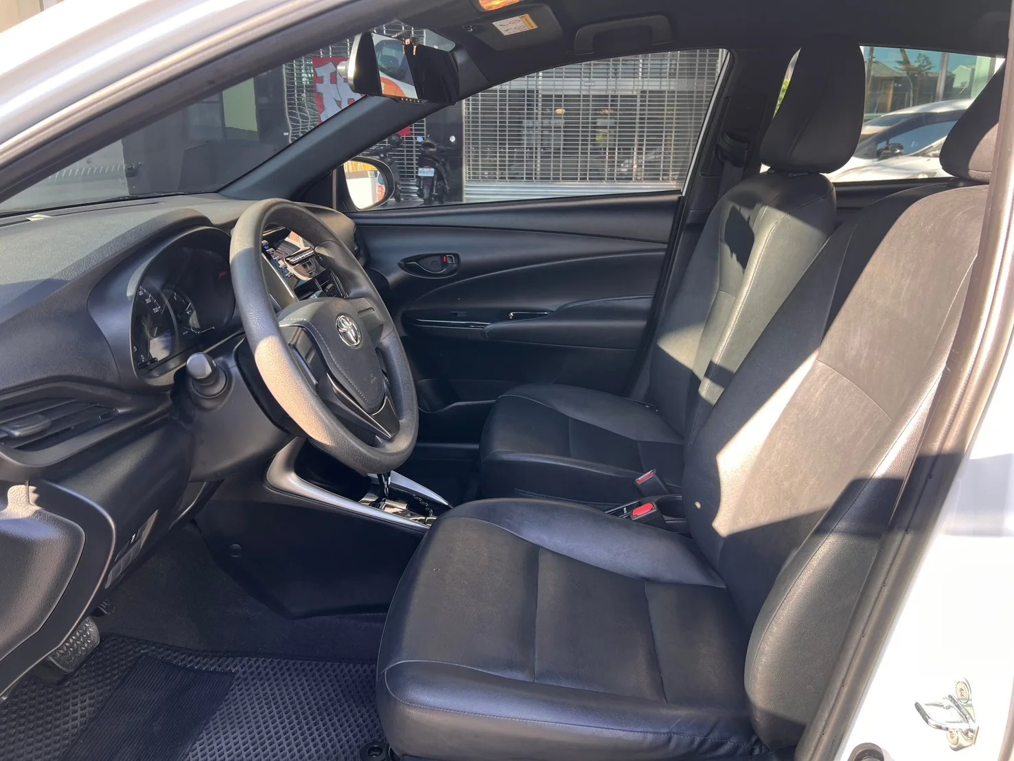 Toyota Yaris 駕駛座與前座空間