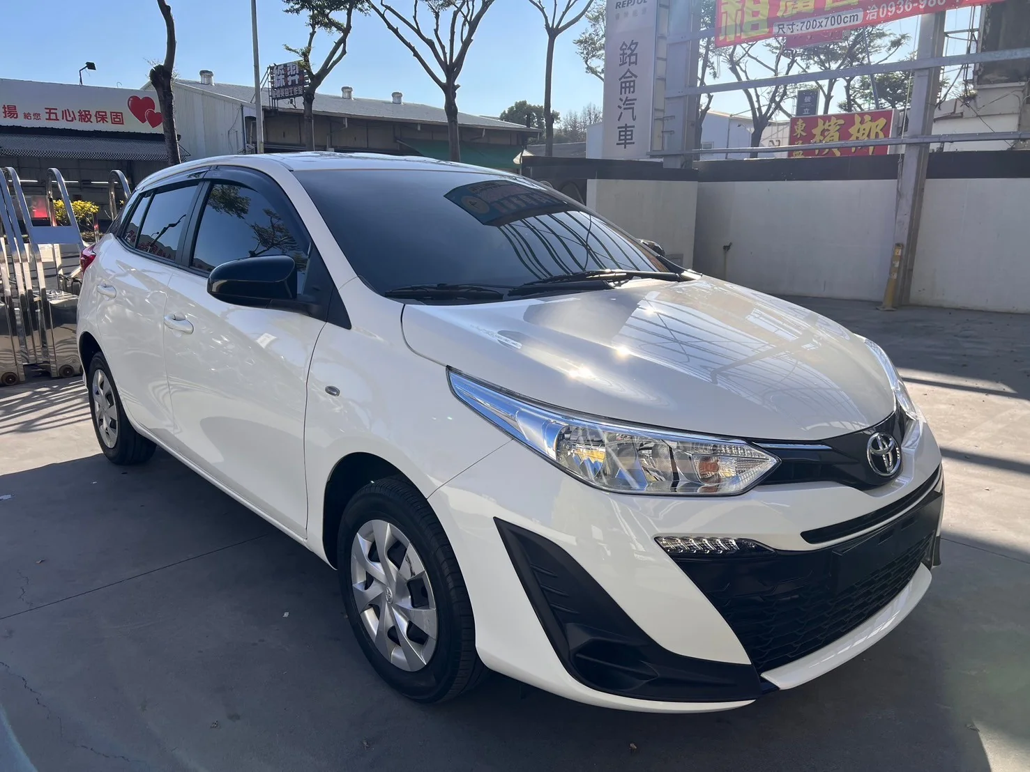 2022 Toyota Yaris 經典款白色車身右前側實車照